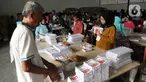 Kesibukan para pekerja saat melakukan penyortiran dan pelipatan surat suara Pilpres 2024 di Kawasan Industri Pulogadung, Jakarta, Rabu (10/1/2024). KPU Jakarta Timur menargetkan akan menyelesaikan penyortiran dan pelipatan 2.436.059 surat suara paling lambat pada 17 Januari 2024. (merdeka.com/Imam Buhori)