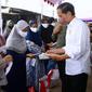 Presiden Joko Widodo atau Jokowi membagikan bantuan langsung kepada para penerima manfaat saat mengunjungi Pasar Sukamandi, Kabupaten Subang, Provinsi Jawa Barat, Selasa (12/7/2022). “Kita ingin jangan sampai daya beli rakyat itu turun, jangan sampai daya beli masyarakat itu turun. Sehingga kalau ada kelebihan di APBN, dari pajak, dari PNBP, dari pungutan ekspor akan juga diarahkan untuk yang masyarakat yang di bawah ini juga diperkuat daya belinya,” tutur Jokowi. (Foto: Muchlis Jr - Biro Pers Sekretariat Presiden)