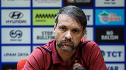 Pelatih Persija Jakarta, Mauricio Souza menyatakan ada masalah menjelang laga melawan klub yang berbasis di Surabaya tersebut. (Bola.com/Bagasakara Lazuardi)