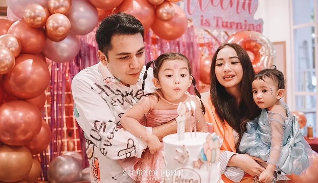 Pertama kali ulang tahunnya dirayakan, Aleena antusias saat meniup lilin. Rizky Alatas dan Adzana Bing Slamet pun turut meniup lilin bareng buah hatinya. Sementara adiknya, Kyna Zayna Alatas tampak heran karena melihat sang kakak meniup lilin. Dekorasi perayaan ulang tahun Aleena sangat manis dengan warna-warna ceria. Penampilan kasual Adzana dan Rizky Alatas curi perhatian karena bak ABG. (Liputan6.com/IG/@adzanabs)