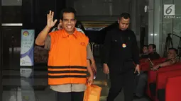 Ekspresi penyuap Bupati Subang Imas Aryumningsih, Data usai menjalani pemeriksaan di Gedung KPK, Jakarta, Rabu (14/3). Data diperiksa sebagai tersangka kasus dugaan suap pengurusan izin di Pemkab Subang. (Merdeka.com/Dwi Narwoko)