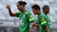 Dua bintang sepak bola Brasil, Ronaldinho (kiri) dan Neymar (kanan). (AFP/Vanderlei Almeida)