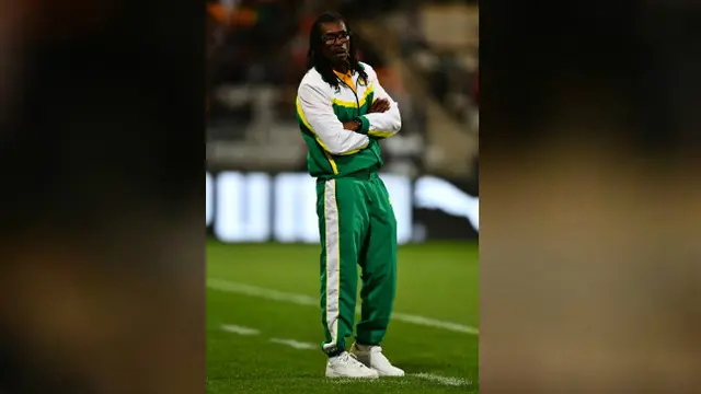 Berbeda dengan pelatih lainnya yang terlihat rapi dengan potongan rambut cepak dan klimis, Cisse justru tampil nyentrik.