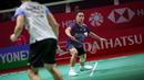 <p>Tunggal putra Indonesia, Anthony Sinisuka Ginting berusaha mengembalikan bola di depan net saat menghadapi wakil Singapura, Loh Kean Yew pada babak perempatfinal Daihatsu Indonesia Masters 2024 di Istora Senayan, Jakarta, Jumat (26/1/2024). Anthony Ginting menang dua game langsung dengan skor 21-17, 21-19. (Bola.com/Bagaskara Lazuardi)</p>