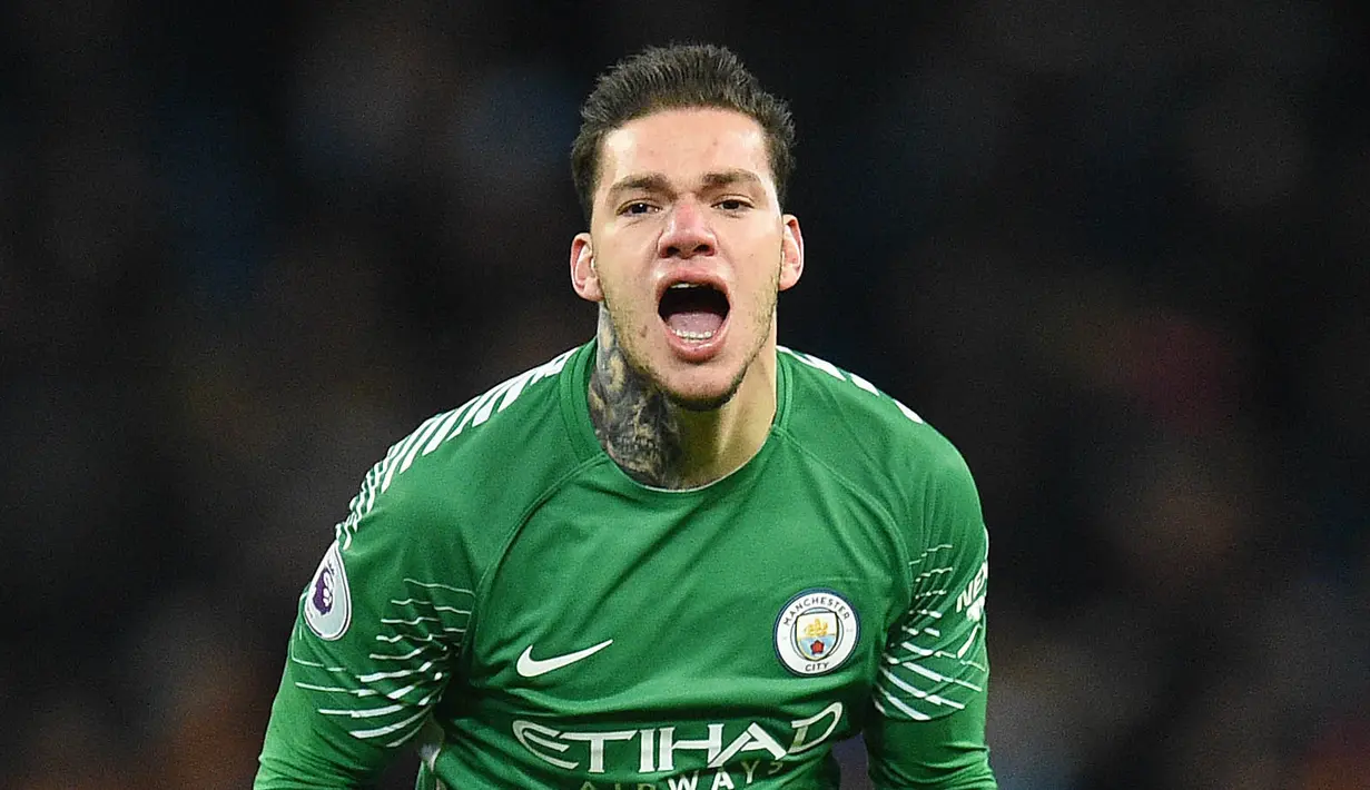 2. Ederson Moraes (Manchester City) - Uang besar yang dikeluarkan The Citizens untuk memboyong kiper asal Brasil ini tak sia-sia. Refleks yang cepat dan berani duel satu lawan satu membuatnya menjadi kiper yang disegani. (AFP/Oli Scarff)