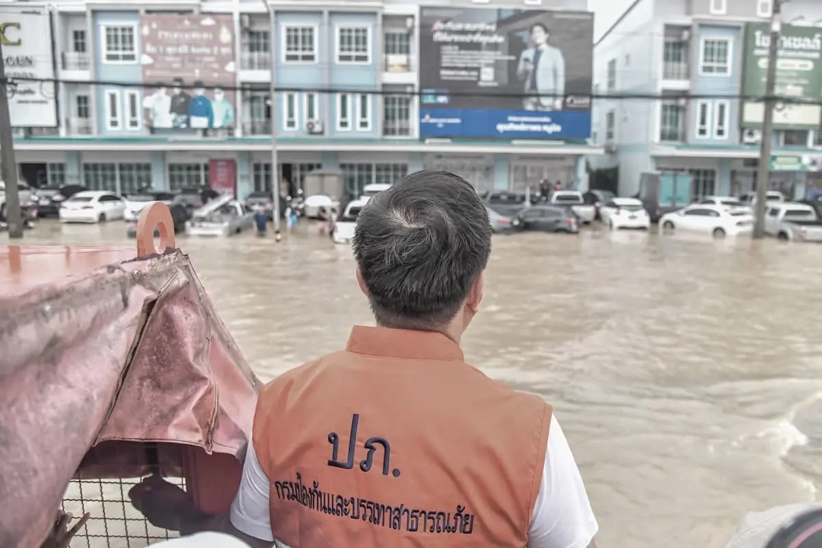 Perdana Menteri Thailand Anutin Charnvirakul (berjaket oranye) mengunjungi Provinsi Songkhla pada Sabtu (22/11/2025) untuk meninjau situasi banjir.