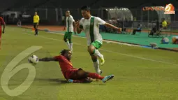 Dedi Kusnandar (nomor 18) harus loncat menghindari permainan tackling keras yang dilakukan pemain Papua Nugini (Liputan6.com/Helmi Fithriansyah)