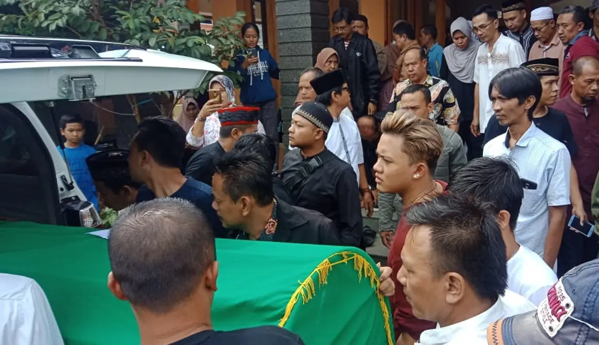 Rizky Febian membawa jenazah sang ibu, Lina ke dalam ambulans menuju pemakaman dari rumah duka di Jalan Neptunus Timur, Bandung, Sabtu (4/1/2020). Sebelum meninggal, Lina yang merupakan mantan istri komedian Sule, sempat jatuh pingsan pada Sabtu subuh. (Liputan6.com/Huyugo Simbolon)