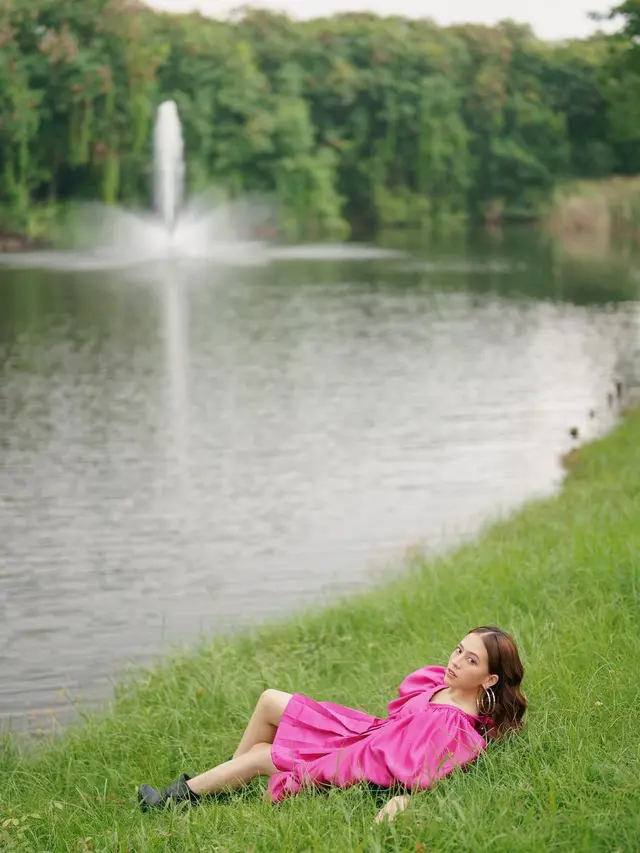 7 Gaya Pemotretan Adhisty Zara dengan Tema The Sweetness of Summer, Curi Perhatian