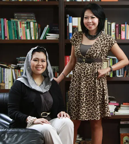 Yenny Wahid bersama Alberthiene Endah