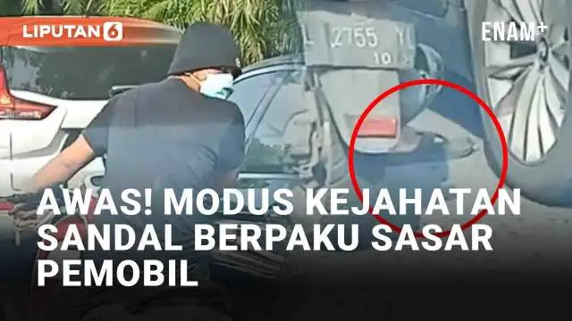 Aksi diduga modus kejahatan terekam kamera warganet, terjadi di persimpangan Jl. Raya Mayjend Sungkono, Surabaya. Gerak-gerik seorang pemotor disorot karena bentuk sandal yang berpaku. Diduga pria itu hendak membocorkan ban mobil korban.