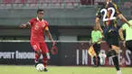 Pemain Timnas Indonesia U-17, Iqbal Gwijangge, mengontrol bola dalam pertandingan uji coba melawan Timnas Korea Selatan U-17 yang berlangsung di Stadion Patriot Candrabhaga, Bekasi, Rabu (30/8/2023). (Bola.com/Abdul Aziz)