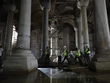 Para anggota tim restorasi bekerja di "Sunken Palace" (istana bawah tanah) di Istanbul, Turki (27/8/2020). Dengan luas total 9.800 meter persegi, waduk air raksasa "Sunken Palace" dibangun pada abad ke-6 pada masa pemerintahan Kekaisaran Bizantium. (Xinhua/Osman Orsal)