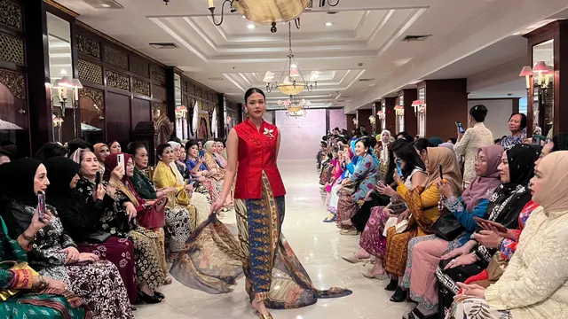 Koleksi yang Eksklusif ini Menghadirkan Kebaya dan Beragam Motif Batik
