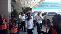 Menteri Badan Usaha Milik Negara (BUMN) Rini Soemarno memantau langsung operasional bandara baru Yogyakarta International Airport (YIA) di Kulon Progo. (Liputan6.com/ Bayu Yanuar)