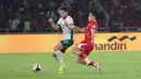 Pergantian ini meningkatkan intensitas serangan tim racikan pelatih John Herdman. Bulgaria memilih bertahan rapat dan memaksa Timnas Indonesia bermain melebar. Tampak dalam foto, pemain Timnas Indonesia, Ragnar Oratmangun (kanan) berebut bola dengan Martin Georgiev (Bulgaria) pada laga final FIFA Series 2026 di Stadion Utama Gelora Bung Karno (SUGBK), Jakarta, Senin (30/3/2026) malam WIB. (Bola.com/Abdul Aziz)