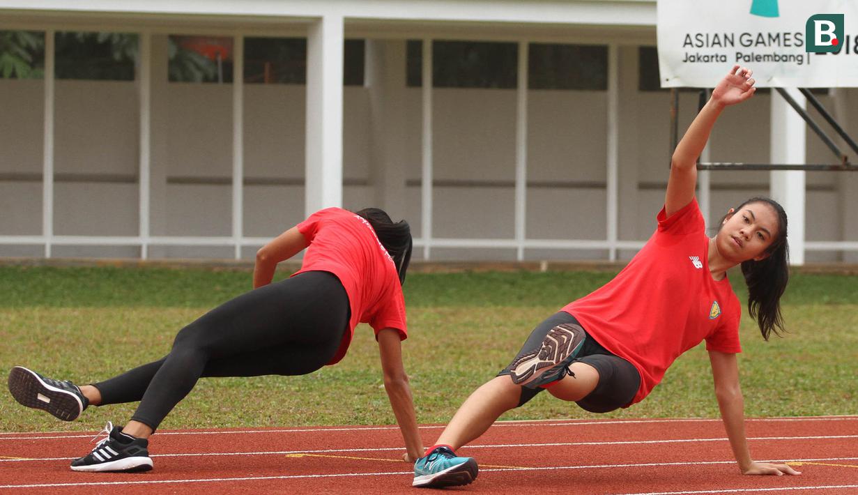 Para atlet atletik melakukan pemanasan saat latihan perdana di Stadion Madya Senayan, Jakarta, Selasa (13/3/2018). Pelatnas Asian Games 2018 PB PASI kembali dipusatkan di Stadion Madya Senayan. (Bola.com/Asprilla Dwi Adha)