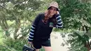 Penampilan wanita 34 tahun ini saat menggunakan bucket hat pun tetap terlihat begitu menawan. Ia pun selalu memilih menggunakan kaus sederhana yang dipadukan dengan bucket hat pribadinya. (Liputan6.com/IG/@therealmomogeisha)