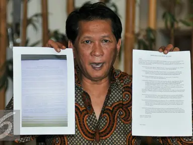 Rudy Sutopo menunjukan berkas konfrensi pers yang disebarkan oleh Agus Wijayanto, Jakarta, Kamis (3/12). Rudy menganggap undangan konfrensi pers tersebut bertendensi mengadu domba dirinya dengan Tommy Soeharto. (Liputan6.com/Yoppy Renato)