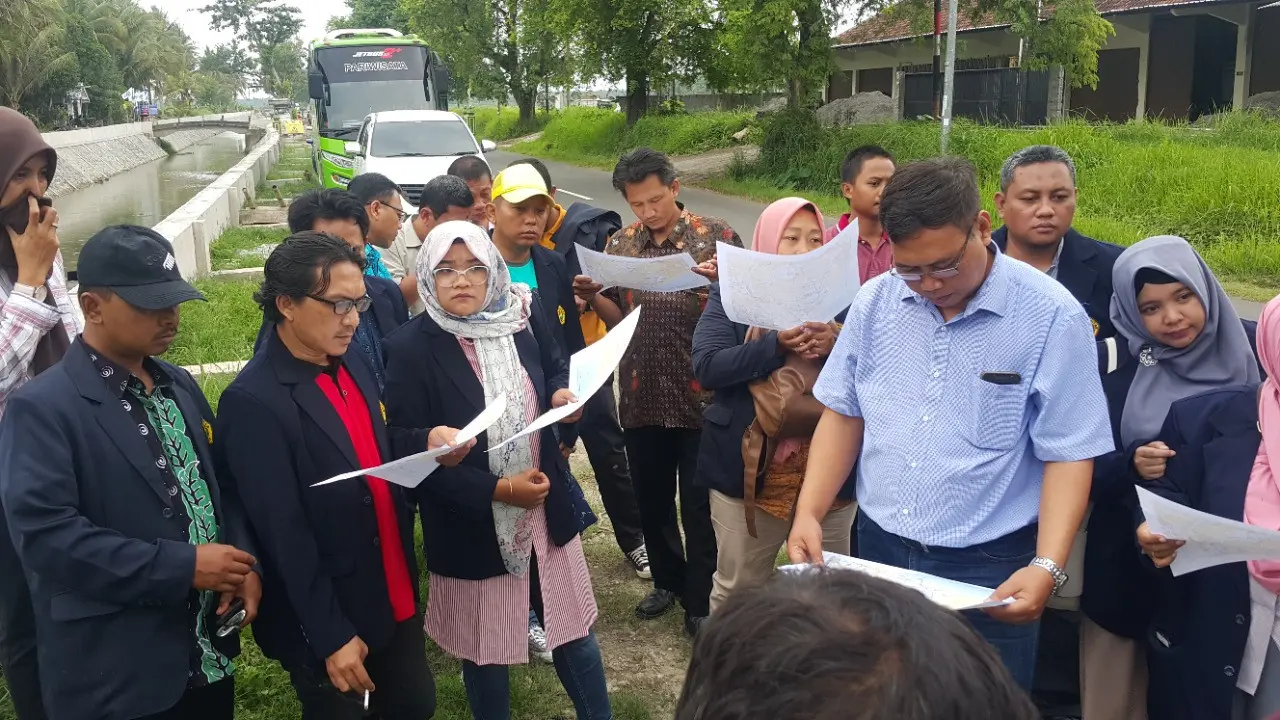 Gusfan  Halik (baju biru muda) membimbing mahasiswa Unej dalam sebuah penelitian (Istimewa)