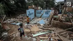 Dua orang bocah bermain di bongkaran bangunan yang terletak di bantaran sungai Ciliwung, Bukit Duri, Jakarta, Rabu (5/7). Pemerintah akan melaksanakan rencana penertiban bangunan di bantaran sungai Ciliwung. (Liputan6.com/Faizal Fanani)