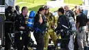 Personel LAPD Hazmat dan Bomb Squads  mempersiapkan diri untuk menyelidiki sebuah paket mencurigakan yang ditemukan di ruang surat di kantor Deutsche Bank di Los Angeles, California, Rabu (19/8/2015). (AFP/MARK RALSTON)