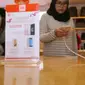 Pelanggan Mi Store MKG menjajal produk yang dijual di toko resmi terbaru Xiaomi tersebut (Foto: Dok Xiaomi Indonesia)