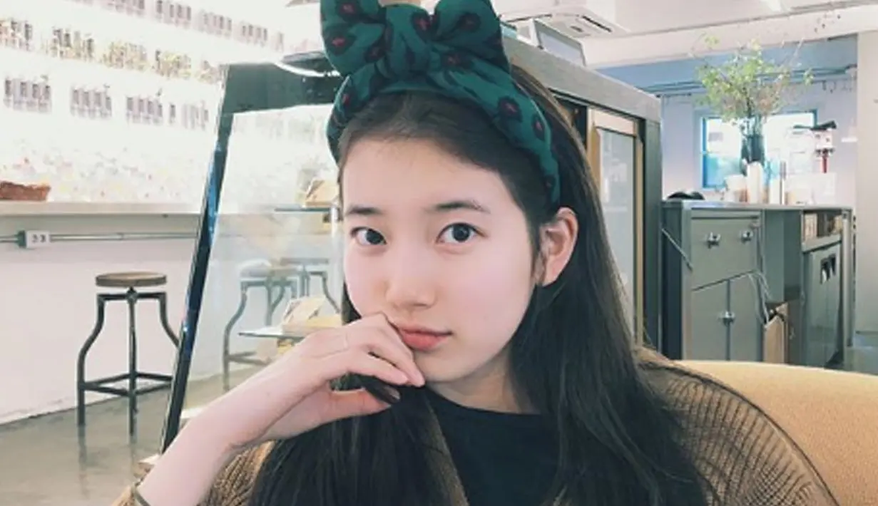Potret Suzy saat mengunjungi kafe, tetap pede meski dengan tampilan bare face. (Liputan6.com/IG/skuukzky)