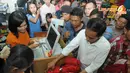 Sebelum melakukan transaksi, Jokowi terlihat mengecek kondisi kaos yang telah dipilih (Liputan6.com/Herman Zakharia)