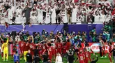 Para pemain Qatar menyapa penggemarnya di penghujung pertandingan sepak bola semifinal Piala Asia 2023 antara Iran dan Qatar di Stadion al-Thumama, Doha pada 7 Februari 2024. (KARIM JAAFAR/AFP)