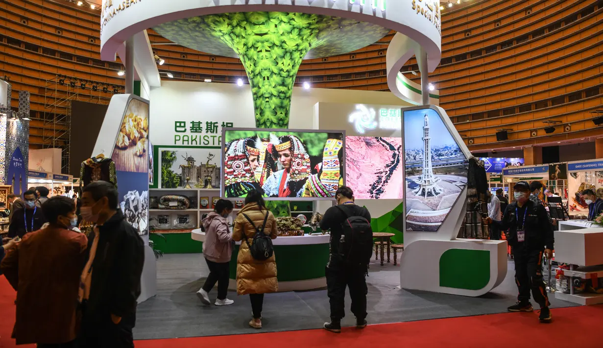 Pengunjung berbelanja di area ekshibisi Sabuk dan Jalur Sutra di China-ASEAN Expo ke-17, Nanning International Convention and Exhibition Center, Guangxi, China, 27 November 2020. Acara menyoroti kerja sama ekonomi digital yang berkembang pesat dan implementasi pakta perdagangan. (Xinhua/Zhang Ailin)