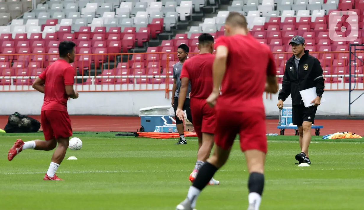 Pelatih Timnas Indonesia, Shin Tae-yong (kanan) saat latihan resmi turnamen Piala AFF di Stadion Utama Gelora Bung Karno, Jakarta, Kamis (22/12/2022). Timnas Indonesia akan melakoni laga penyisihan grup A Piala AFF 2022 melawan Kamboja pada Jumat (23/12). (Liputan6.com/Helmi Fithriansyah)