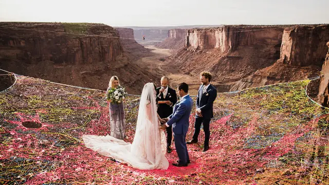 [Bintang] Nikah di Ketinggian, Foto-foto Pasangan Ini Bikin Jantung Longsor