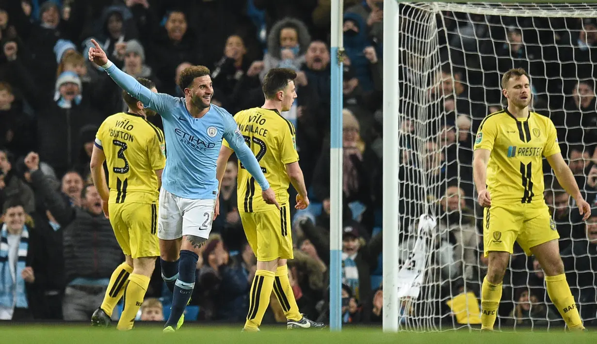 Bek Manchester City, Kyle Walker berselebrasi setelah mencetak gol ke gawang Burton Albion pada laga leg pertama semifinal Piala Liga Inggris di Stadion Etihad, Kamis (10/1). Manchester City menang telak atas Burton Albion dengan skor 9-0 (Paul ELLIS/AFP)
