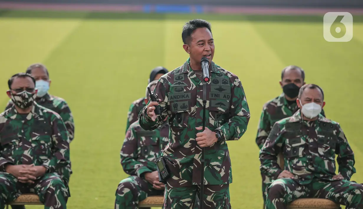 Kasad Jenderal TNI Andika Perkasa saat memperkenalkan Serda Aprilia Manganang via videotron di Mabes AD, Jakarta, Selasa (9/3/2021). Aprilia Manganang diperkenalkan kembali dengan jenis kelamin laki-laki usai melakukan corrective surgery oleh tim dokter TNI AD. (Liputan6.com/Faizal Fanani)