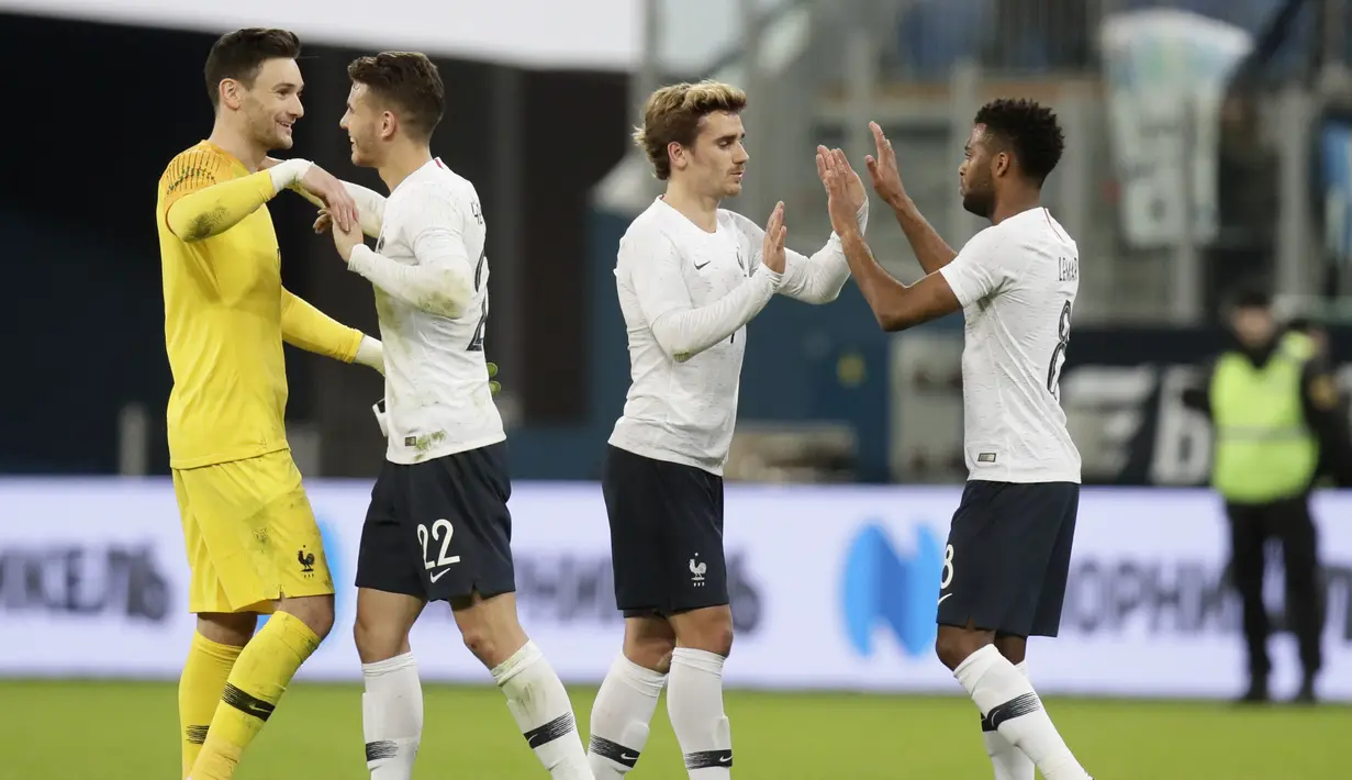 Para pemain Prancis merayakan kemenangan atas Rusia pada laga persahabatan di Stadion St Petersburg, Rusia, Selasa (27/3/2018). Rusia kalah 1-3 dari Prancis. (AP/Dmitri Lovetsky)