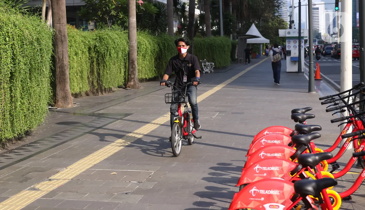 Petugas melakukan pengecekan sepeda untuk layanan bike sharing atau penyewaan sepeda di Kawasan Jakarta, Jumat (3/7/2020). Layanan bike sharing yang bertujuan untuk mengurangi penggunaan kendaraan bermotor ini terbagi dalam 6 titik lokasi di Jakarta. (Liputan6.com/Angga Yuniar)