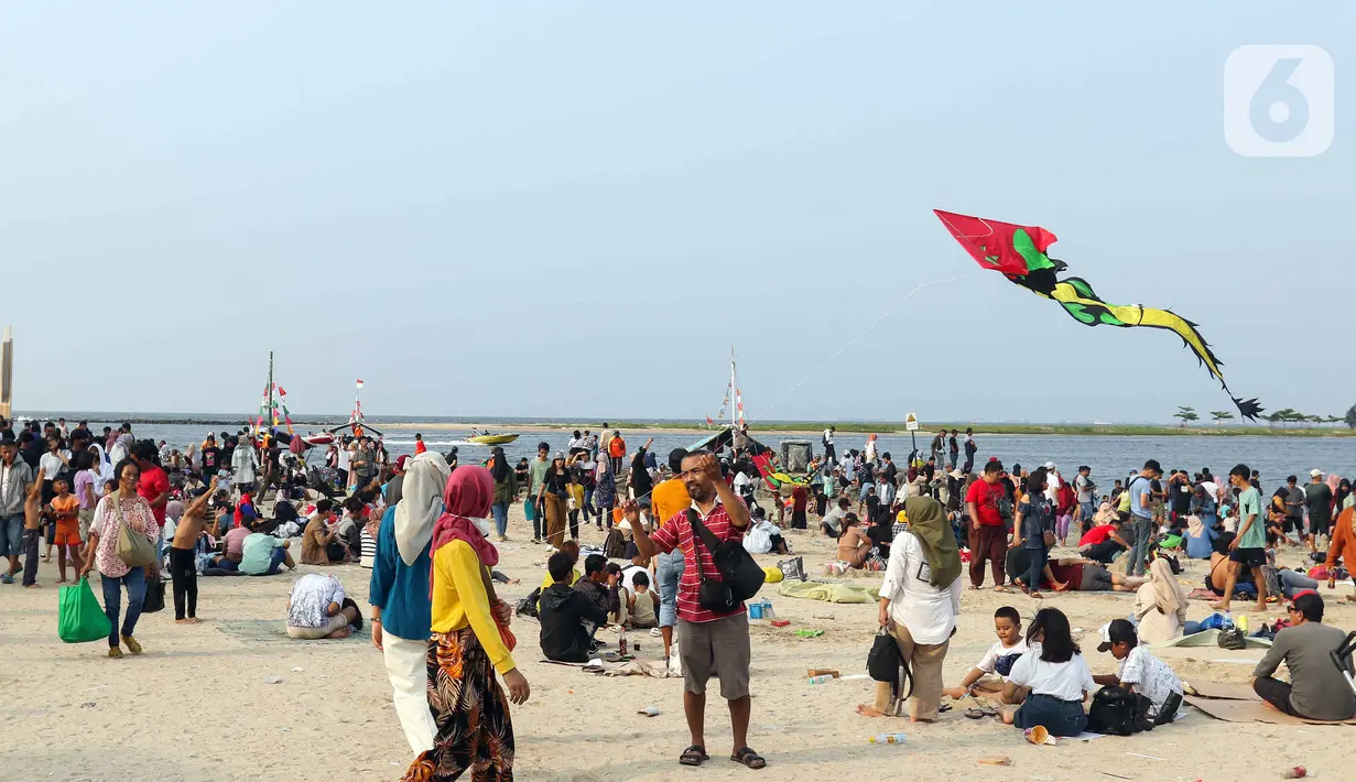Pengunjung yang datang hari ini diprediksi menjadi puncak wisatawan kawasan tempat wisata Ancol saat libur Tahun Baru 2024. (Liputan6.com/Herman Zakharia)