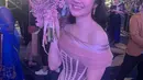 Sedangkan untuk acara resepsi pernikahan Jessica Mila-Yakup Hasibuan, Febby memesona dalam balutan gaun berwarna rose gold. Gaun off-the-shoulder ini membalut tubuh Febby dengan sempurna, memiliki detail high slit. Foto: Instagram.