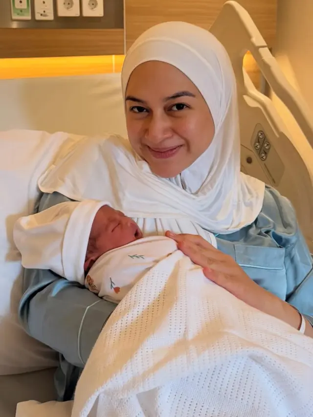 Nina Zatulini baru saja melahirkan anak ke-4 wajahnya pun glowing. [@natasharizkynew]