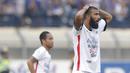 Striker Bali United, Sylvano Comvalius, tampak kecewa gagal membobol gawang Persib pada laga Liga 1 Indonesia di Stadion Si Jalak Harupat, Bandung, Kamis, (21/9/2017). Kedua klub bermain imbang 0-0. (Bola.com/M Iqbal Ichsan)