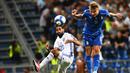Striker Italia, Ciro Immobile, duel udara dengan gelandang Israel, Marwan Kabha, pada laga kualifikasi Piala Dunia 2018 di Stadion Reggio Emilia, Italia, Selasa (5/9/2017). Italia menang 1-0 atas Israel. (AFP/Vicenzo Pinto)