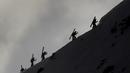 Para atlet freeride mendaki gunung Bec des Rosses, Swiss, untuk menyelesaikan nomor men's ski final Verbier Xtreme Freeride World Tour, (3/4/2016). (AFP/Fabrice Coffrini)