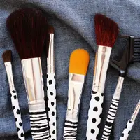 Yuk! Bikin kuas makeup-mu jadi unik dengan motif.