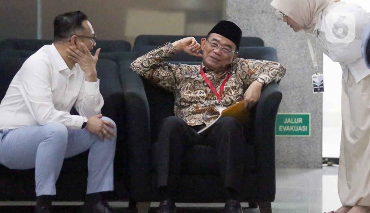 Penasihat Khusus Presiden Bidang Haji, Muhadjir Effendy (tengah), saat menunggu waktu pemeriksaan di Gedung Merah Putih Komisi Pemberantasan Korupsi (KPK), Jakarta, Senin (18/5/2026). (Liputan6.com/Helmi Fithriansyah)