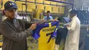 Selain penjualan jersey, dampak luar biasa lainnya dari bergabungnya Cristiano Ronaldo dengan Al Nassr adalah dengan lonjakan pengikut instagram milik Al Nassr dari 800 ribu menjadi 5,4 juta pengikut hingga Minggu (1/1/2023) siang WIB. (AFP/Fayez Nureldine)