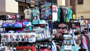 Sebuah stan merchandise memajang suvenir Piala Dunia di pusat kota Kansas City saat Kansas City bersiap menjadi tuan rumah Piala Dunia 2026 pada 13 April 2026 di Kansas City, Kansas. (Jamie Squire/Getty Images via AFP)