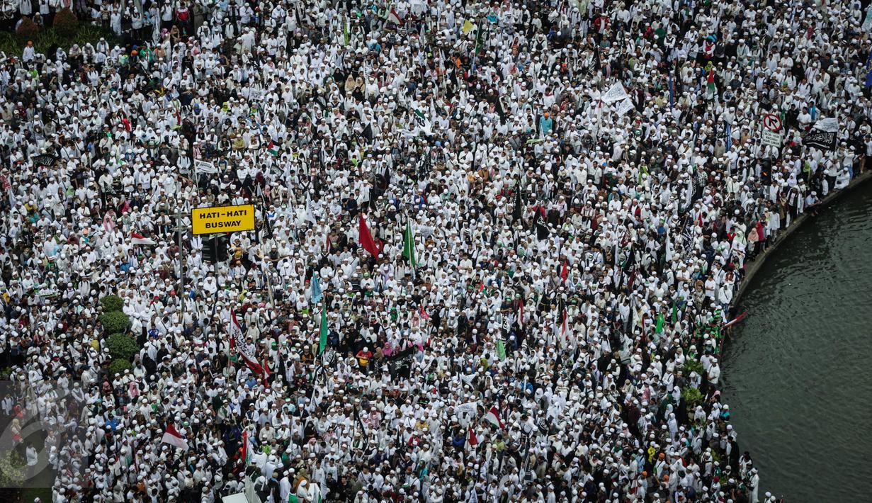 Massa Aksi 31 Maret yang bergerak dari Istiqlal melalui Jalan Medan Merdeka Timur dan berlanjut ke Jalan Medan Merdeka Selatan akhirnya berkumpul di Bundaran Patung Kuda, sekitar Kawasan Monas, Jakarta, Jumat (31/3). (Liputan6.com/Faizal Fanani)