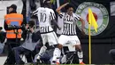 Pemain Juventus Juan Cuadrado (kanan) merayakan gol bersama rekannya Paul Pogbasaat menghadai Torinodalam lanjutan Liga Italy Serie A di Stadion Juventus, Turin, Sabtu (31/10/2015). (REUTERS/Giorgio Perottino)