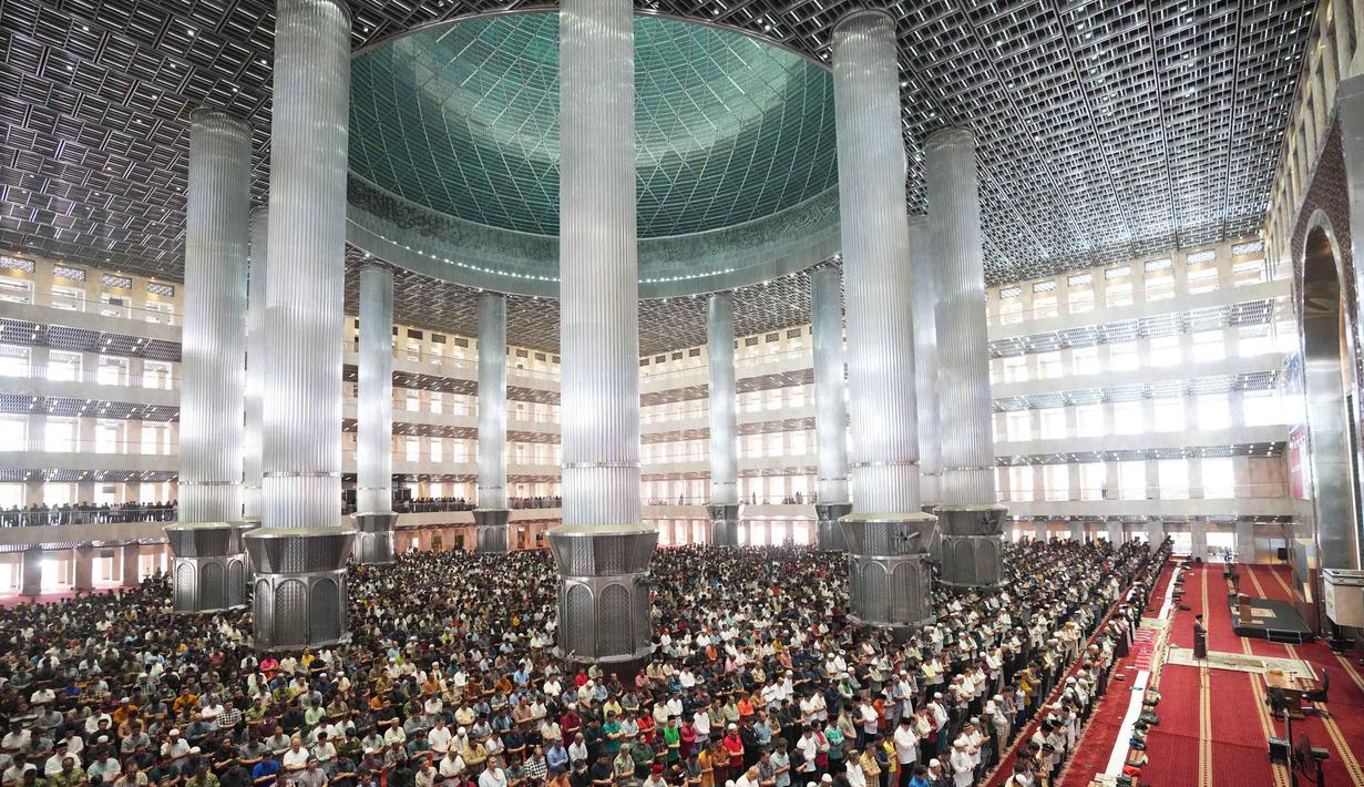 Momentum salat Jumat juga menjadi episentrum salah satu ibadah di bulan suci Ramadan tahun 1447 Hijriah. Tampak dalam foto, umat Muslim melaksanakan salat Jumat pertama di bulan puasa Ramadan di Masjid Istiqlal di Jakarta, Jumat 20 Februari 2026. (AP Photo/Tatan Syuflana)